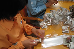袋詰め作業